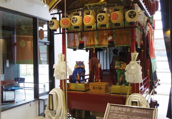お祭り展示室内に展示されている豊後町祇園車の写真