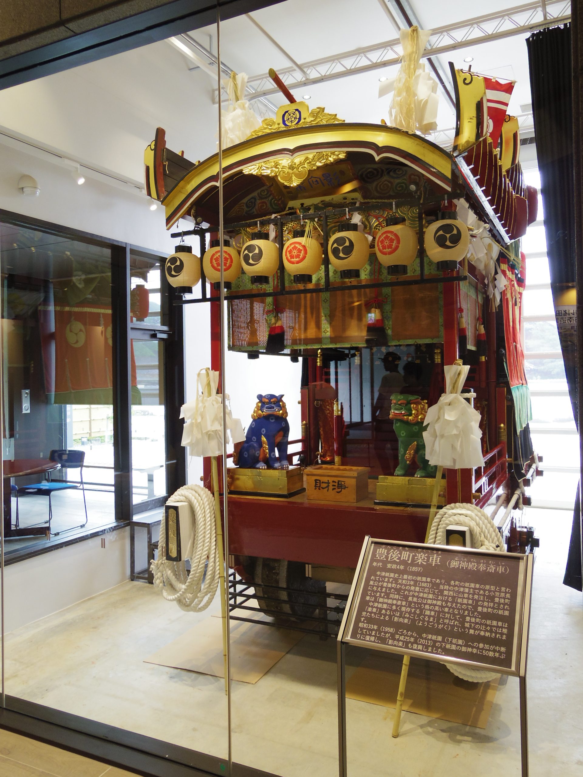 お祭り展示室内に展示されている豊後町祇園車の写真