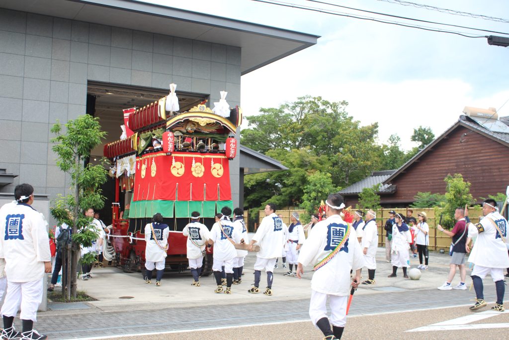 博物館から出発する祇園車