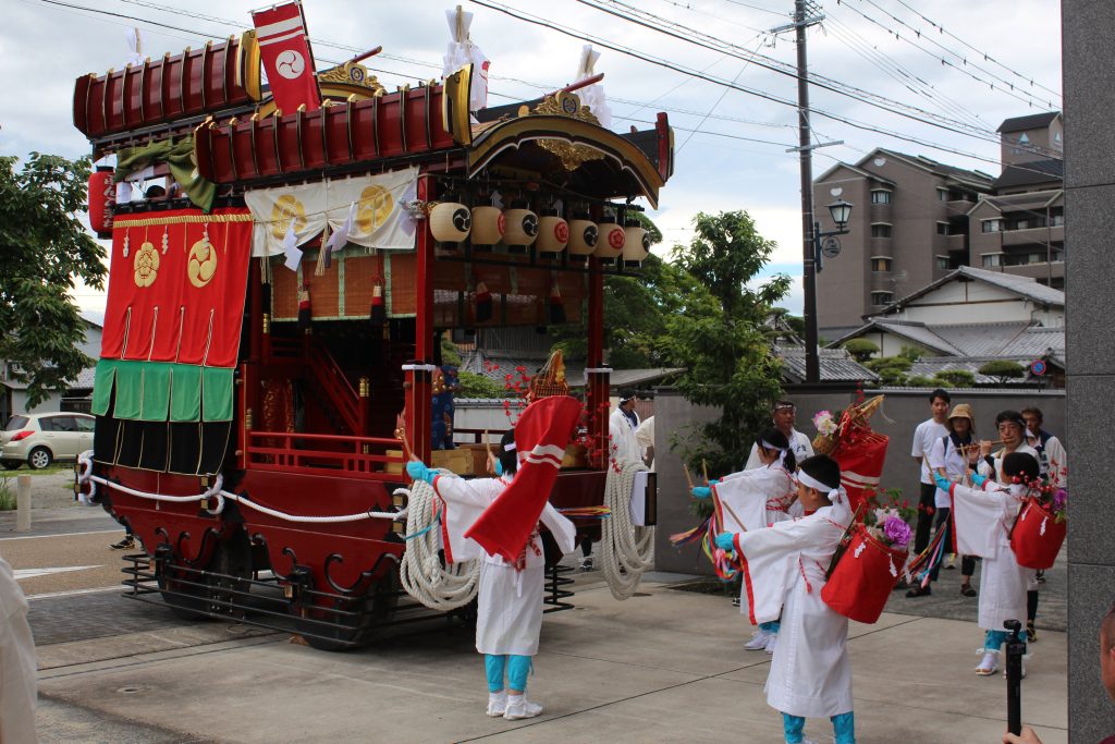 博物館から出る祇園車