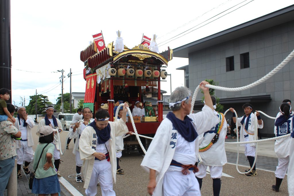 博物館前道路を通る祇園車