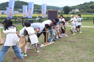 綱引き火起こし体験の様子