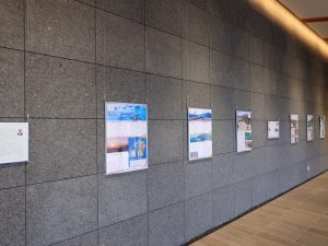 壁面に展示されているパネルの写真