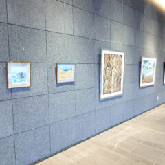 オープンギャラリーの壁面に木版画が展示されている様子の写真