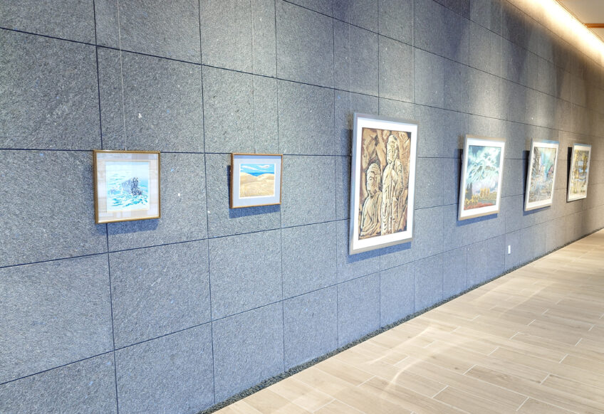 オープンギャラリーの壁面に木版画が展示されている様子の写真