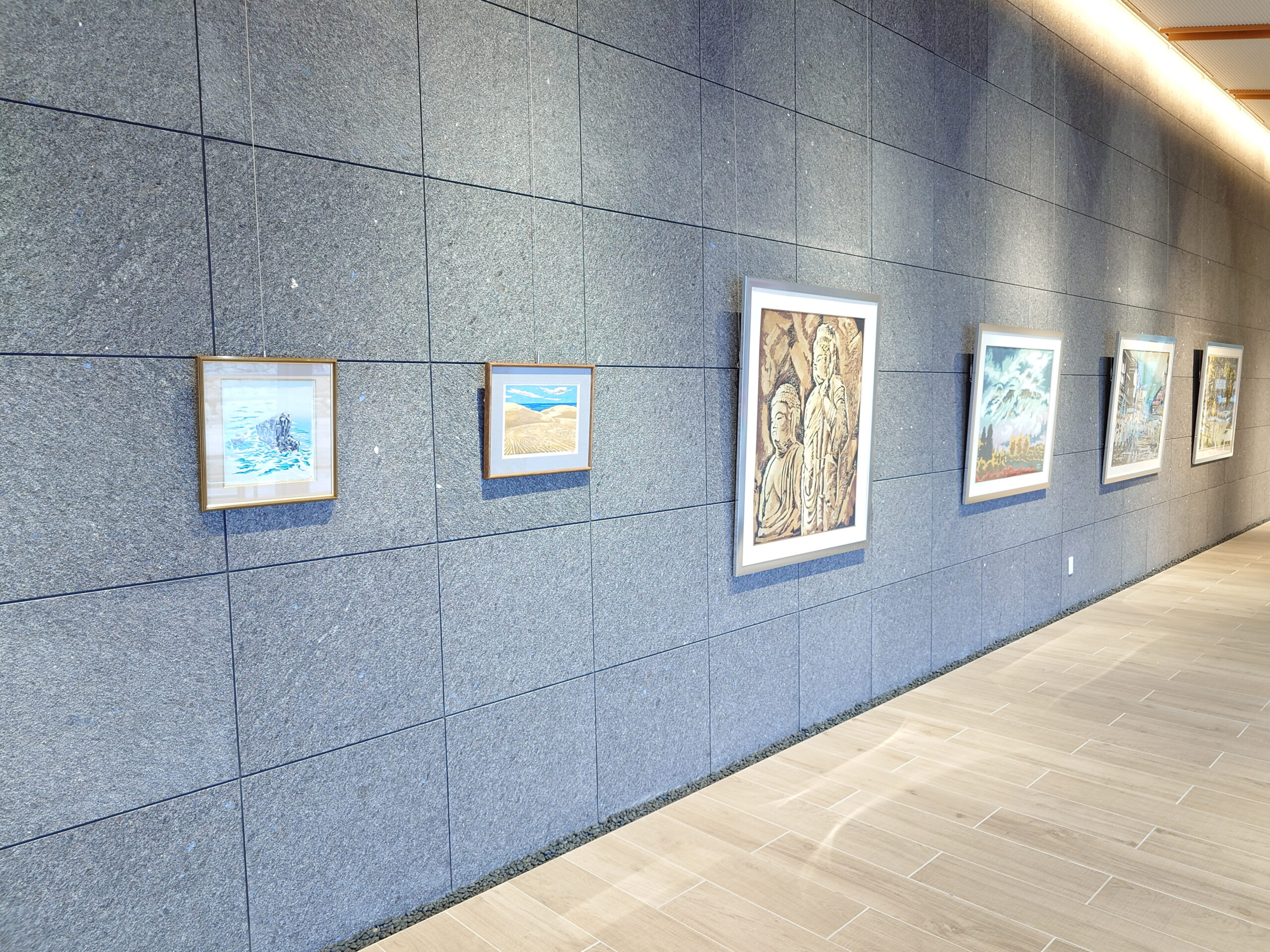 オープンギャラリーの壁面に木版画が展示されている様子の写真