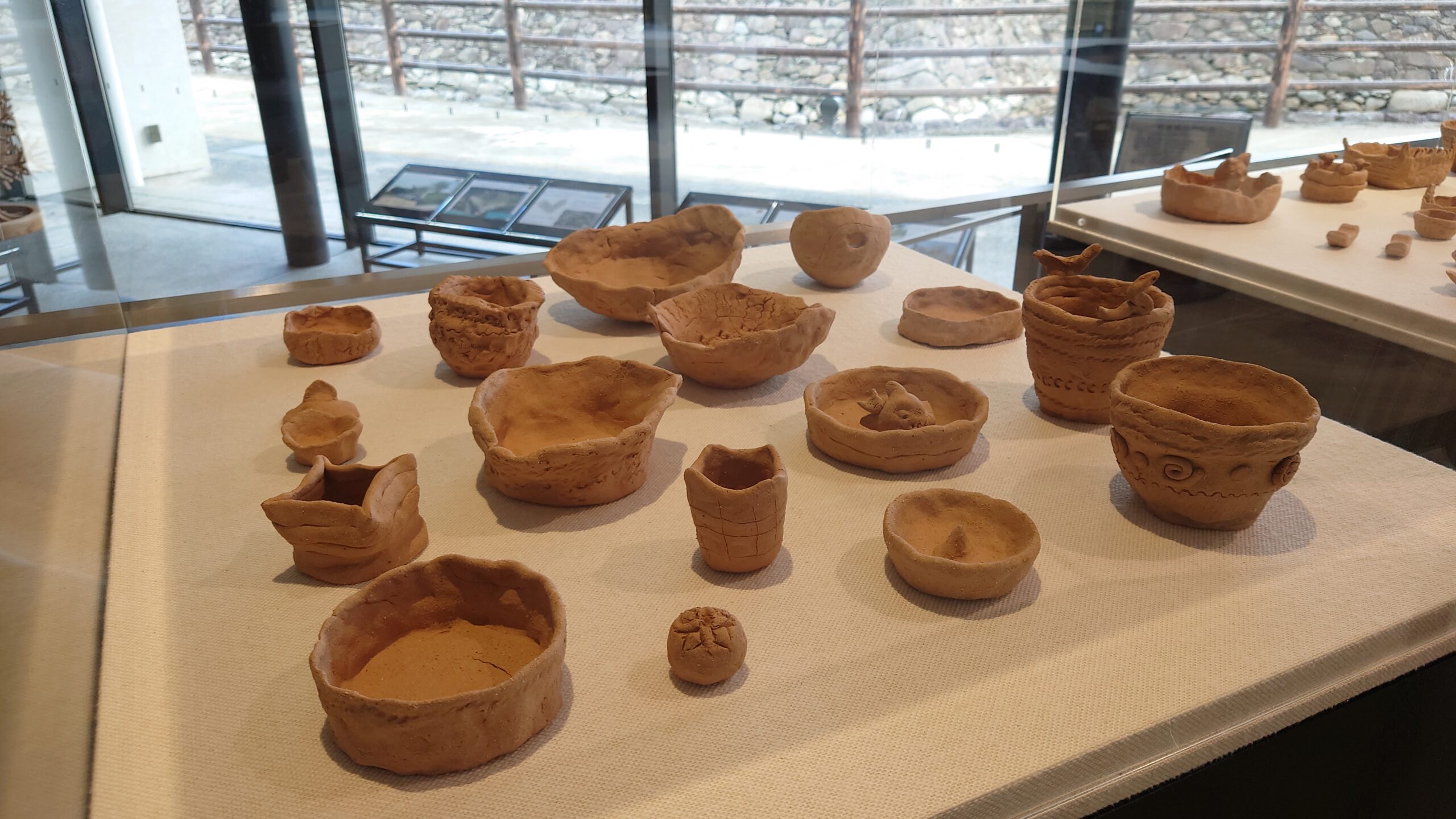 2つのケースのうち手前一つ。様々な形の土器が並べられている
