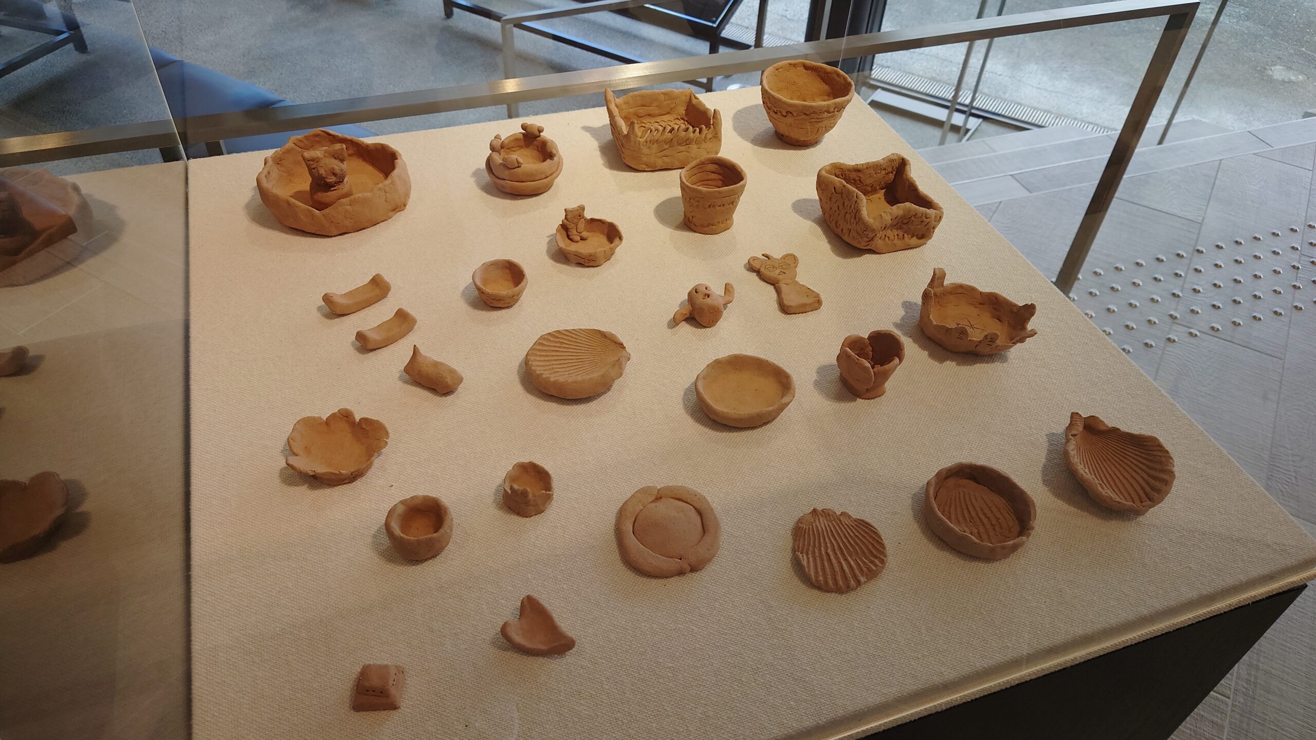 2つのケースのうち奥一つ。大小様々な形の土器が並んでいる。