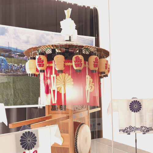 島田傘鉾の展示写真。島田の文字がかかれた法被も四枚展示されている